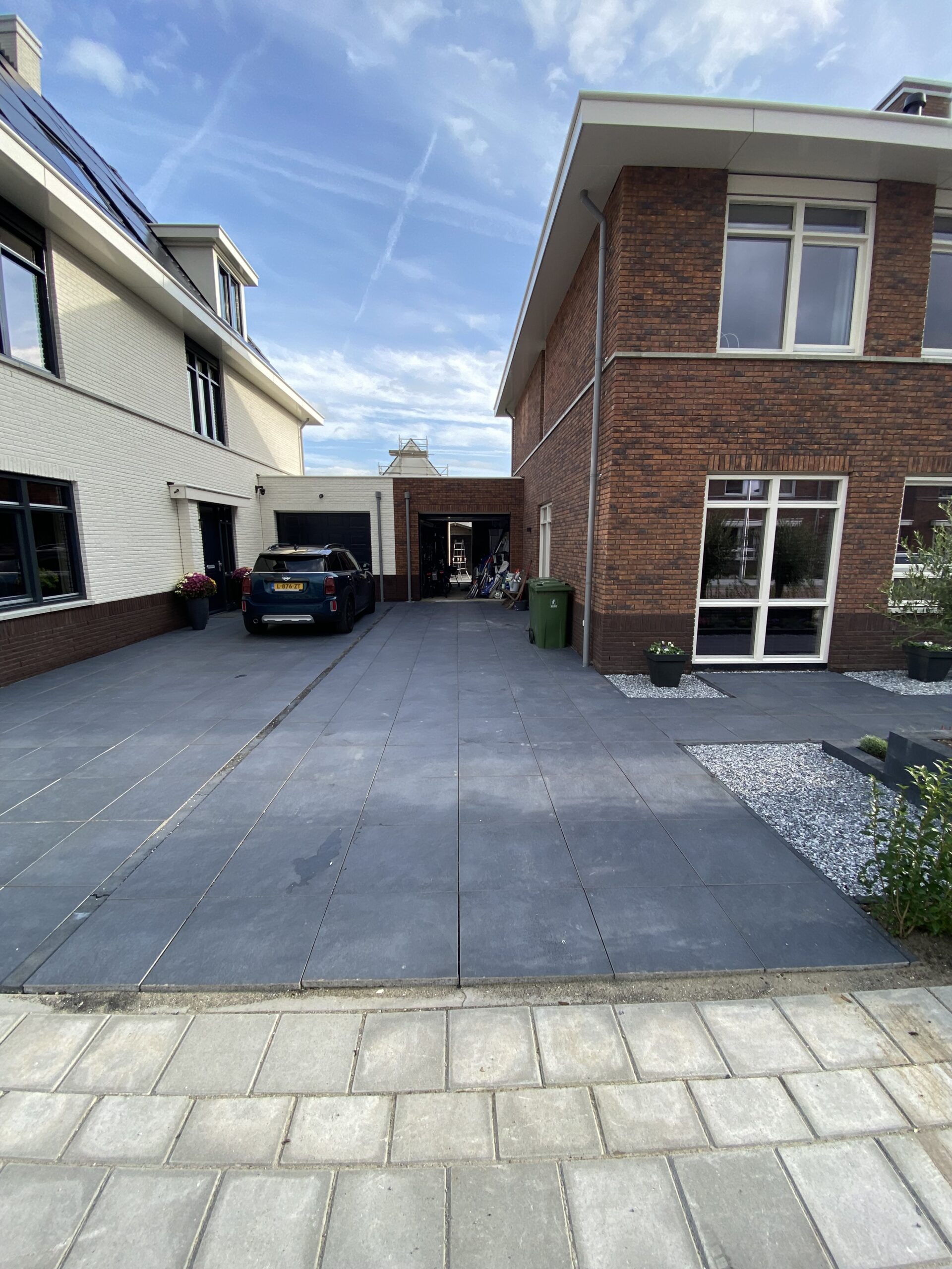 Bestrate tuin naast een woning