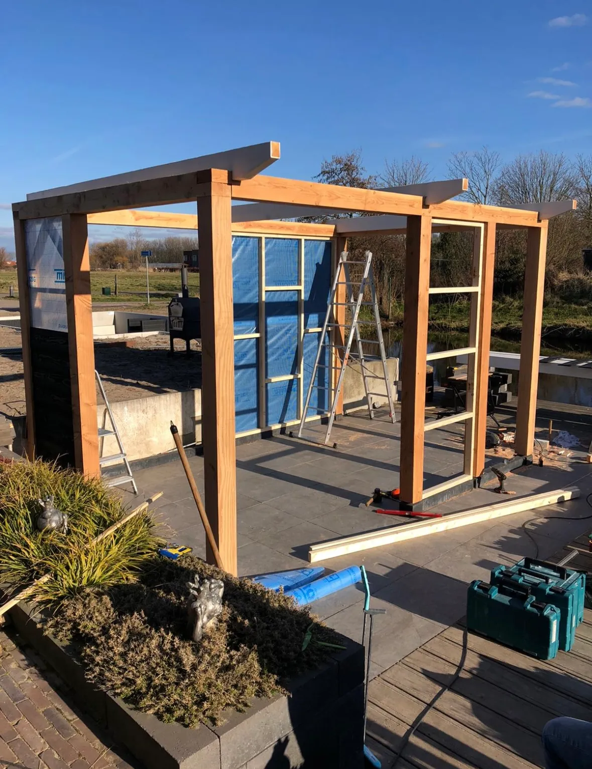 Houten overkapping in aanbouw