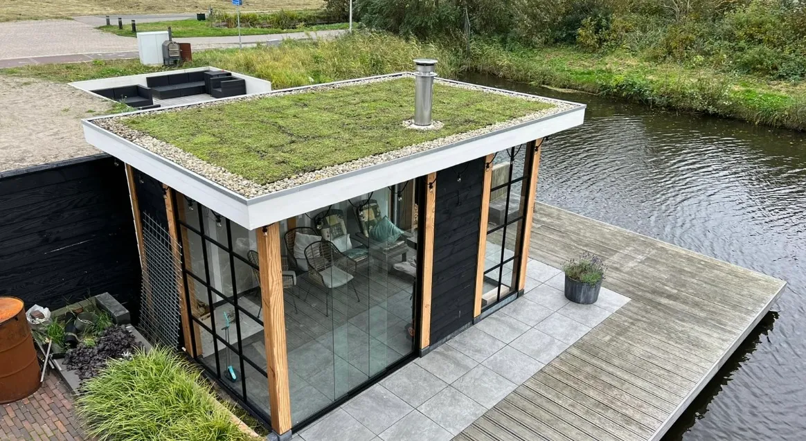 Overkapping met groen dak aan het water