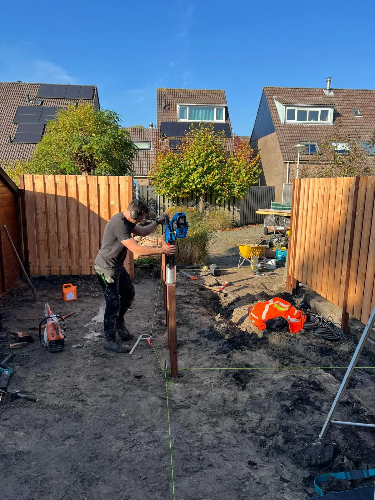 Aanleg van een achtertuin met schutting