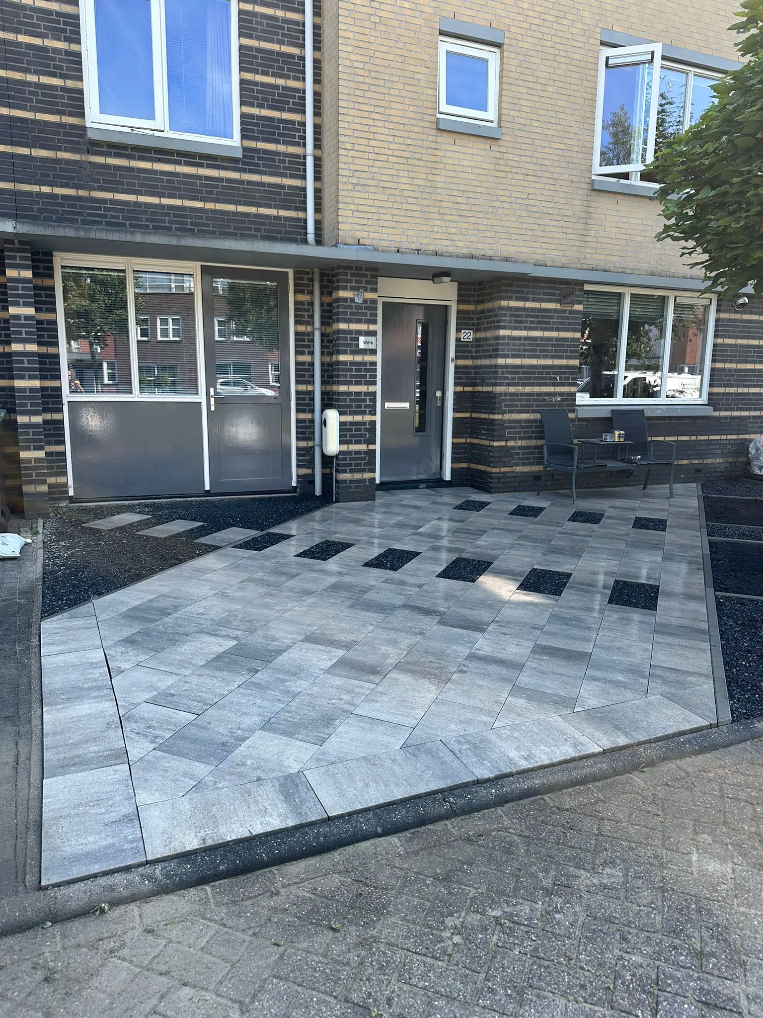 Moderne bestrating bij een woning