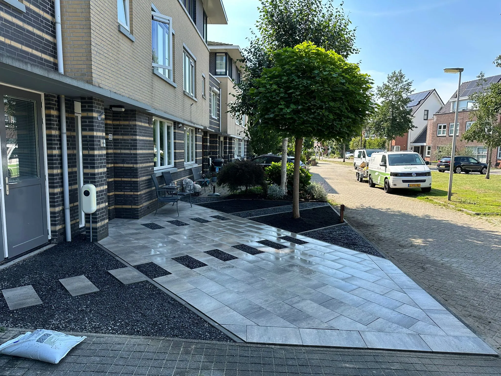 Oprit met contrasterende bestrating