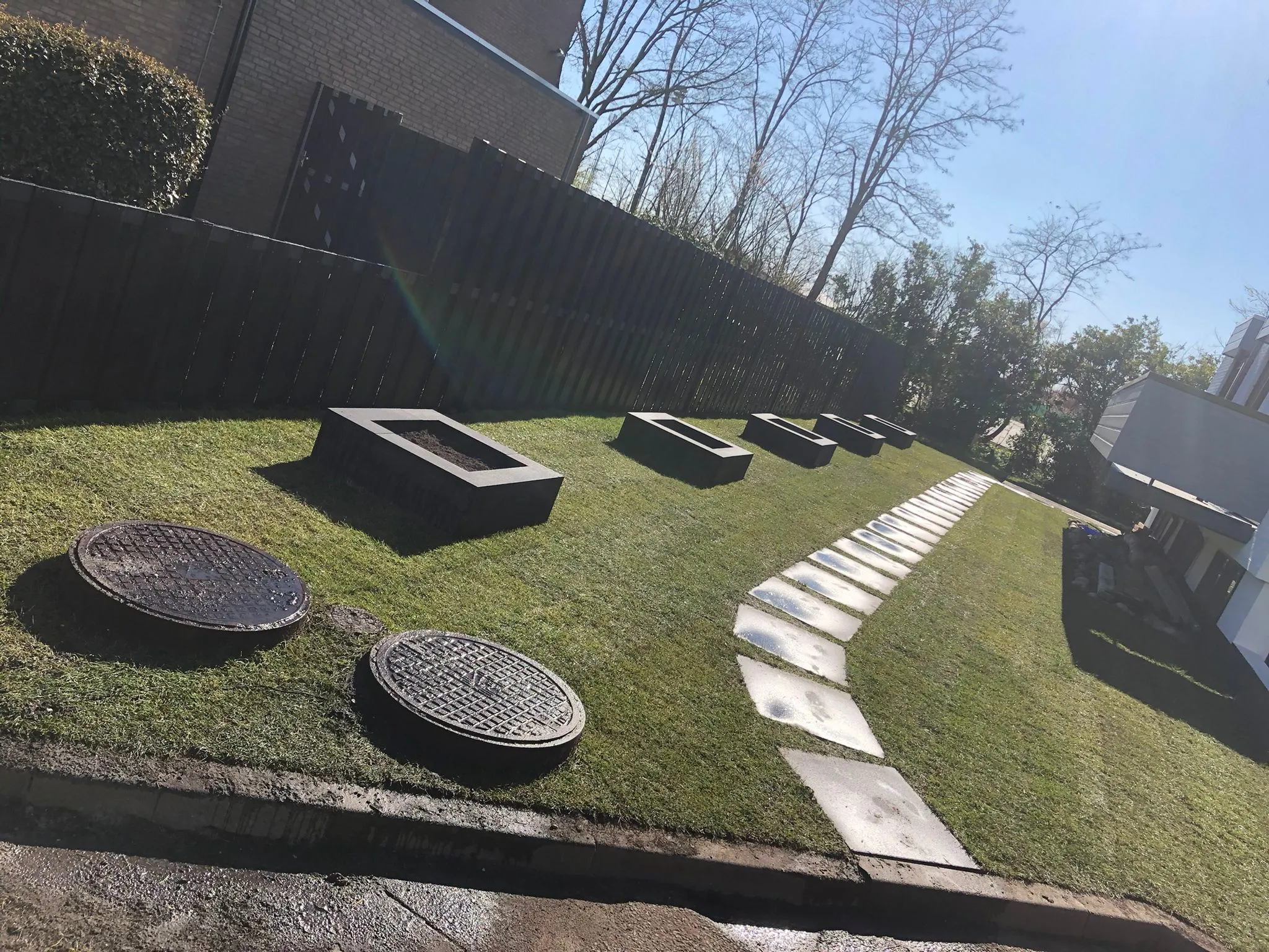 Tuin met stapstenen en ronde plantenperken