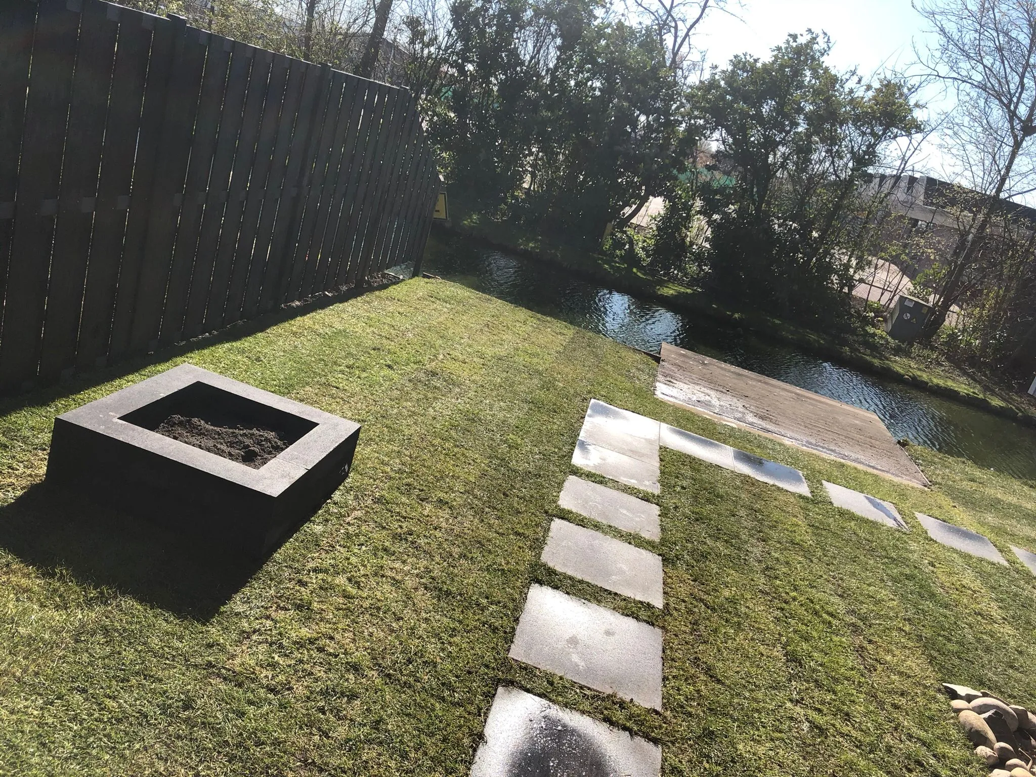 Tuin met gras en verhoogde plantenbakken