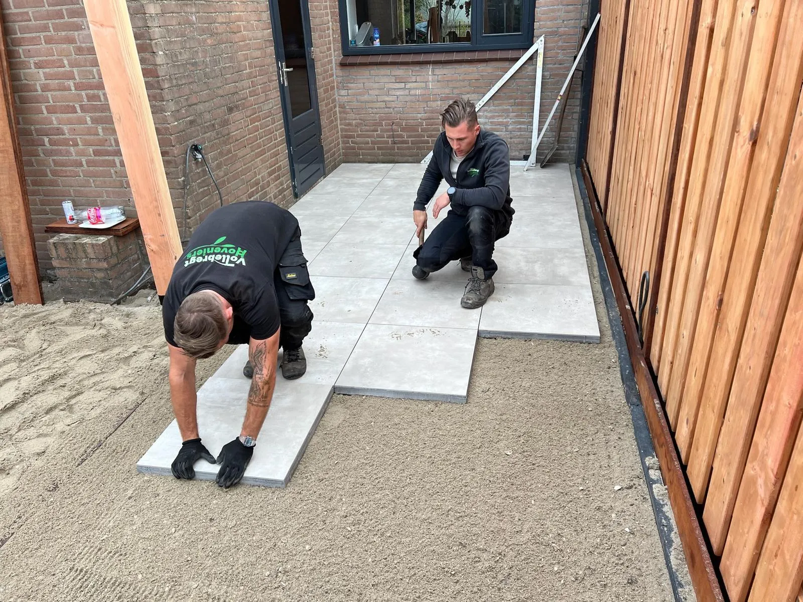 Hoveniers die nieuwe bestrating leggen